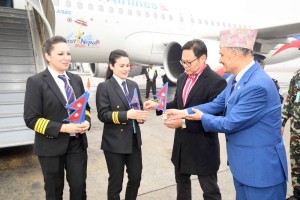 महिला विमान चालकलाई विमानस्थलमा स्वागत